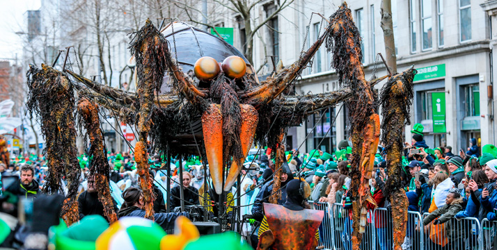 Desfile de San Patricio en Dublin araña