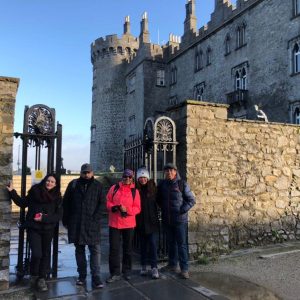 castillo de Kilkenny con clientes